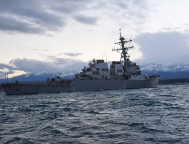 Η αναχώρηση του αμερικανικού αντιτορπιλικού USS Porter από τον Πειραιά (βίντεο)